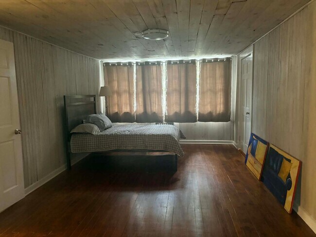 Building Photo - Stunning Renovated 3bedroom 2.5 bathroom Cottage