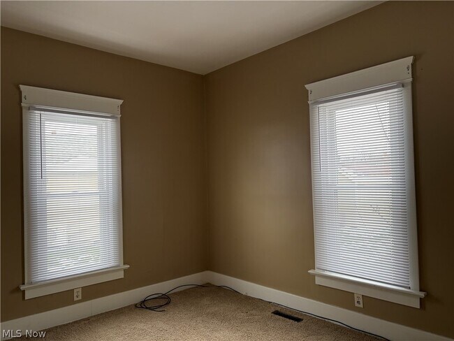 Building Photo - 404 3rd St NW