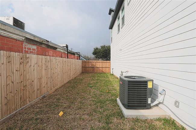 Building Photo - 10213 Ashville Dr