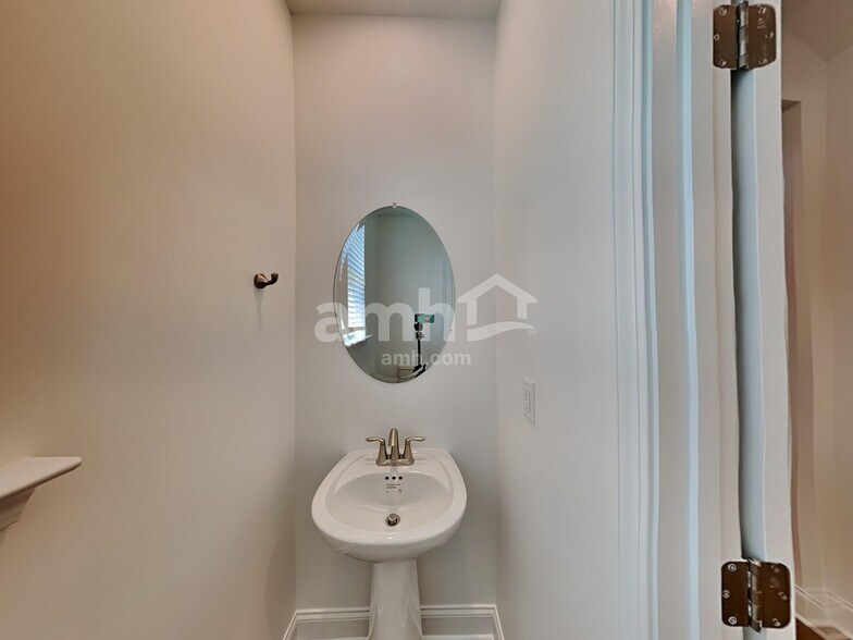 Building Photo - 1047 Highland Walk