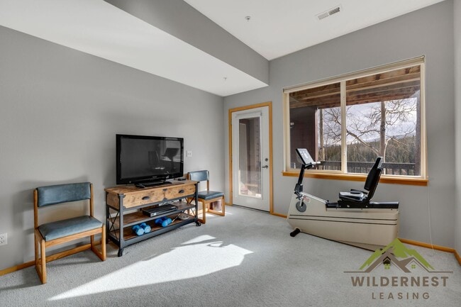 Building Photo - Spacious Townhome with Amazing Views