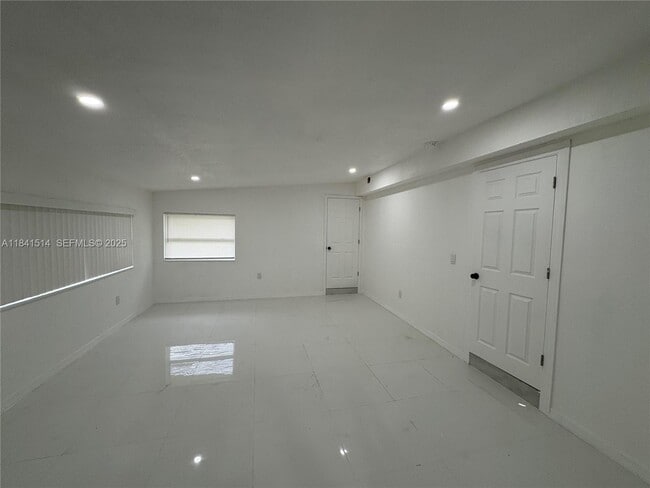 Building Photo - 13485 NE Jacksonville Rd