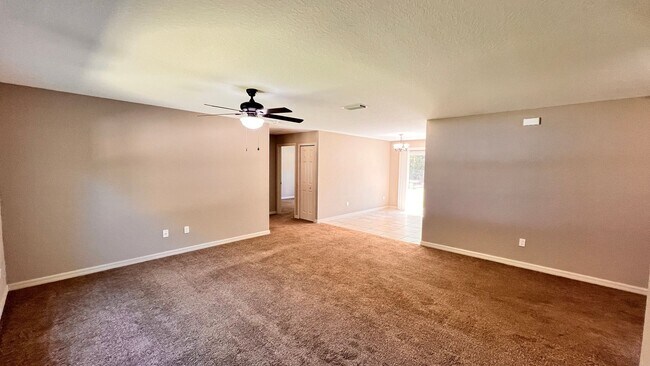 Building Photo - 3 BD/2BA Home in Beautiful Ocklawaha Ready for Move-In