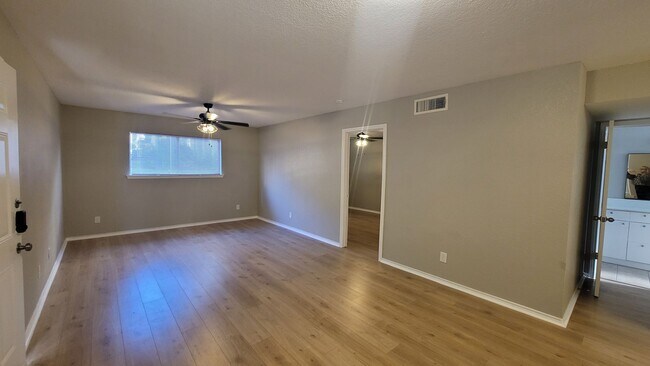 Building Photo - MOVE IN SPECIAL $500 OFF THE FIRST MONTH RENT-Spacious 1 Bedroom Apartment in Balcones Heights