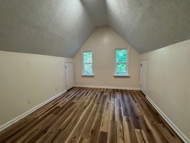 Building Photo - Well Maintained 3 Bedroom 2 Bath on a Private 1 Acre Lot