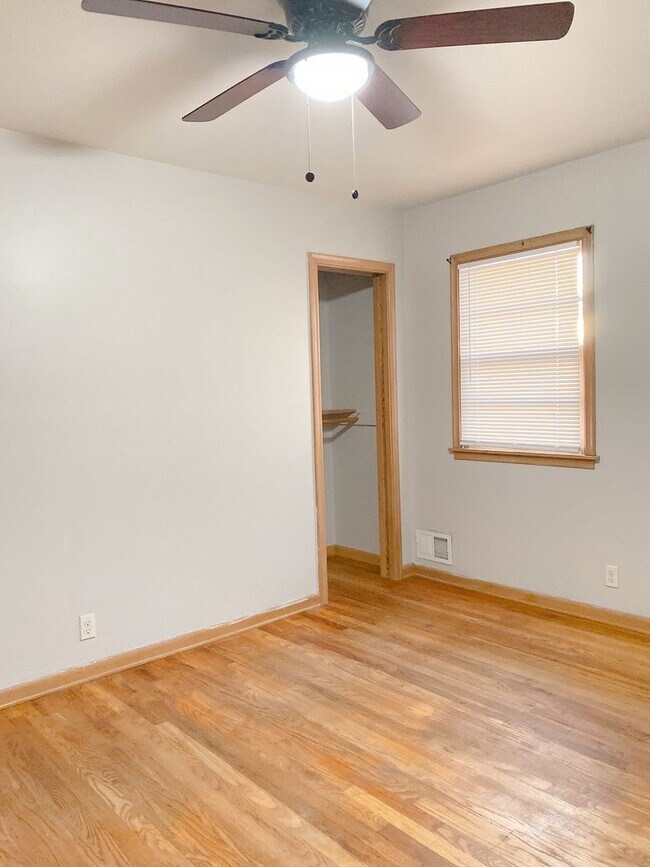 Building Photo - Beautiful 3 bed 1 bath house, over sized driveway, garage and fenced in back yard $1,795  [Move-i...