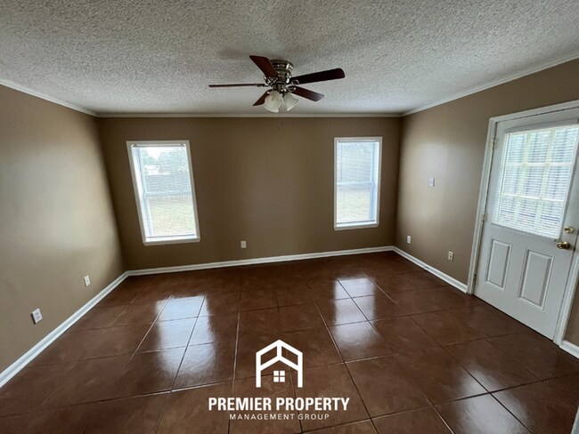 Building Photo - 3 Bedroom Home for Rent in Memphis | Formal Dining Room & Fenced Yard