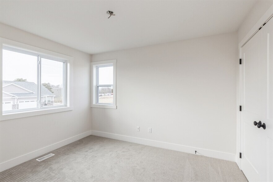 Building Photo - 915 Henryson St