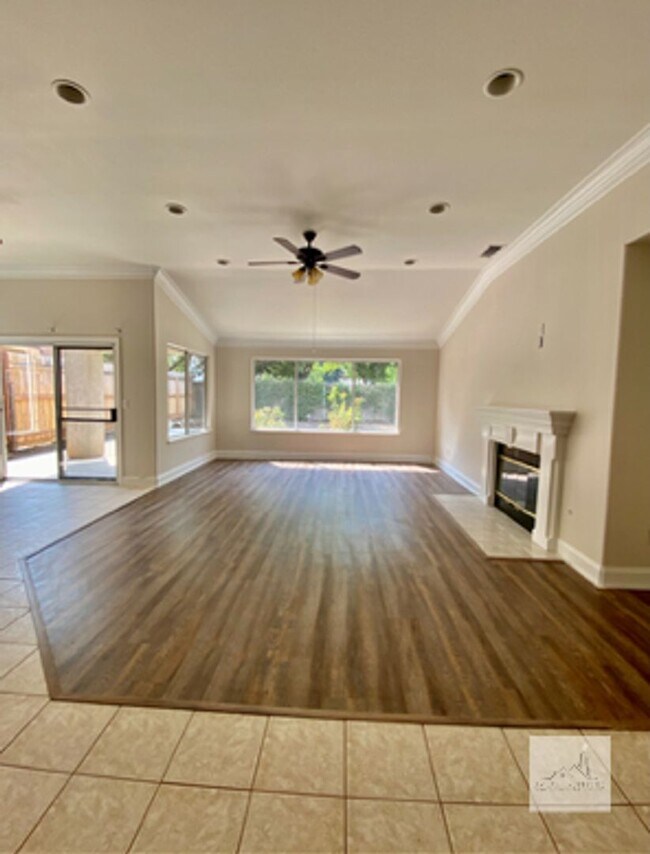 Building Photo - 1679 E La Quinta Dr