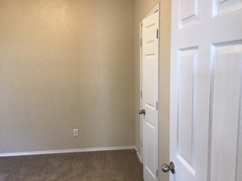 Building Photo - 2623 Basswood Dr