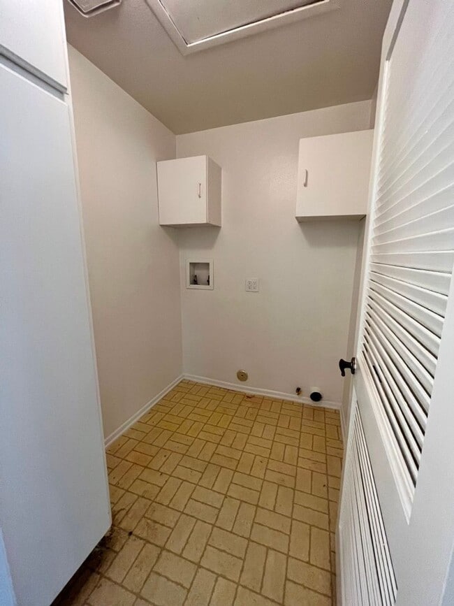 Building Photo - Single-story in Van Nuys w/3+2, bonus room...