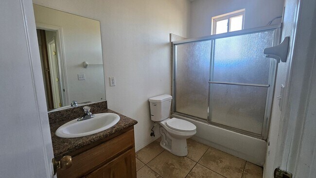 Building Photo - Bright and Open 3-Bed, 2-Bath Home on Kare...