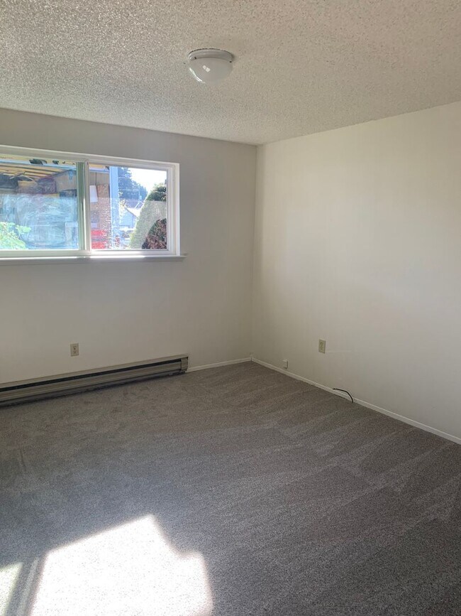 Building Photo - Maki Duplex