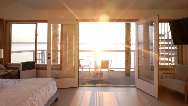 Building Photo - 19118 Soundview Dr NW