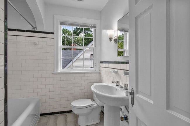 Building Photo - BEAUTIFUL COLONIAL HOME ON LIBBIE AVENUE B...