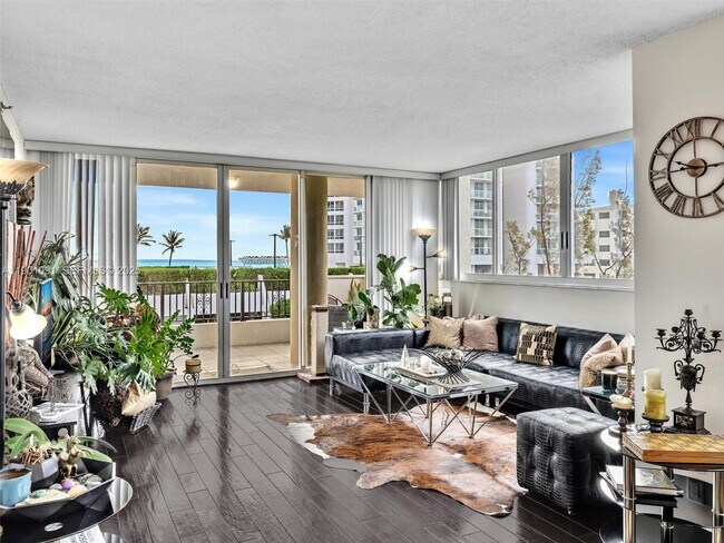 Building Photo - 6422 Collins Ave