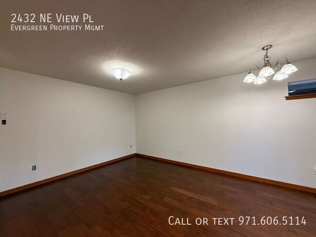 Building Photo - 2432 NE View Pl