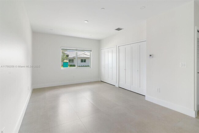 Building Photo - 4765 SW 87th Ct