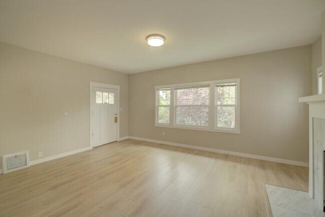 Building Photo - 5 bedroom in Seattle WA 98105