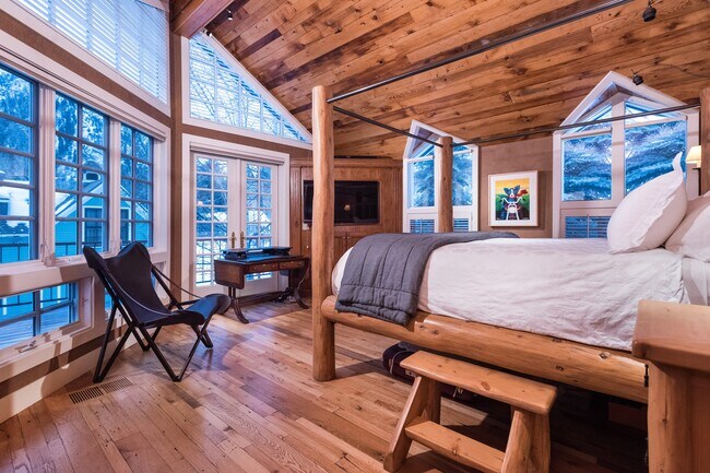 Building Photo - 437 W Smuggler St