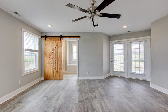 Building Photo - 127 Riverbend Dr