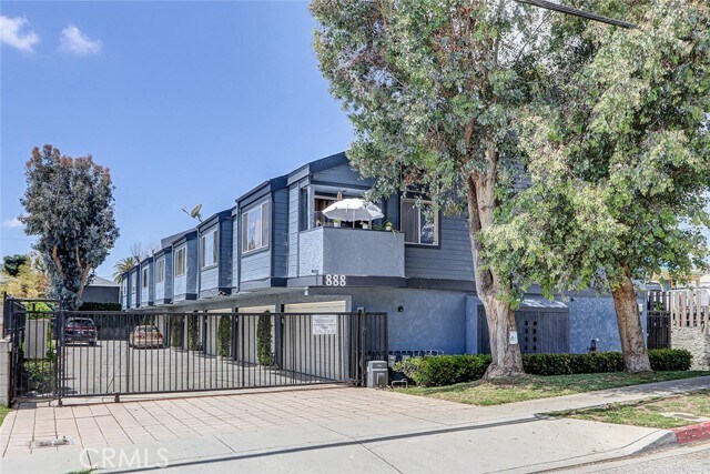 Building Photo - 888 W Beach Ave