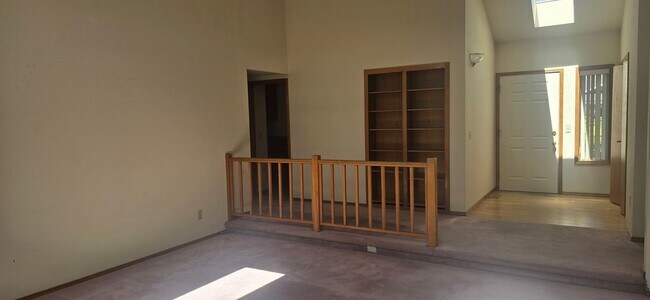 Building Photo - Spacious Home With Sunroom