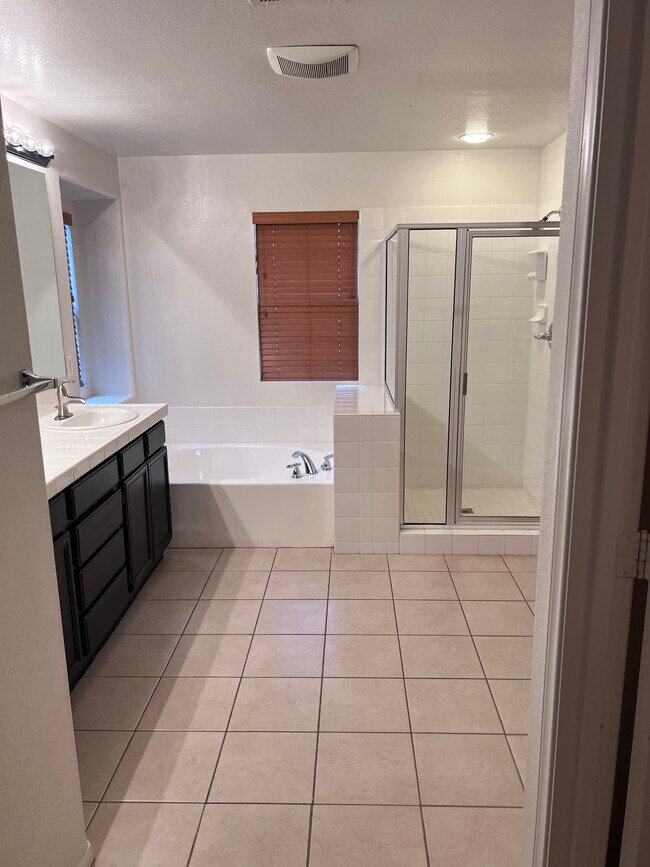 Building Photo - 1927 Silver Crest Ct