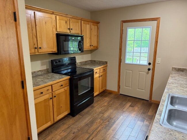 Building Photo - Southeast/Oak Grove Area!