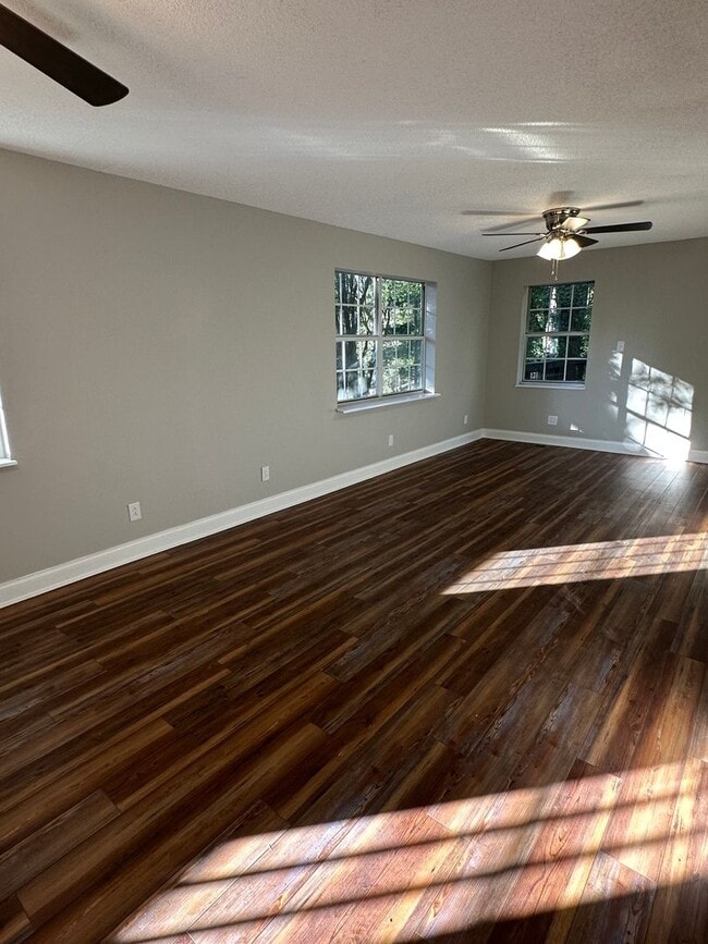 Building Photo - Recently Updated 4Bdrm/2bath home!