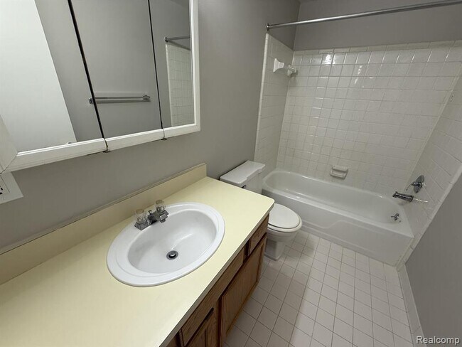 Building Photo - 27153 Farmbrook Villa Dr