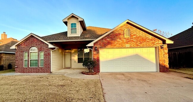 Primary Photo - Large 3BD 2BA Home with Bonus Room in Yukon!!