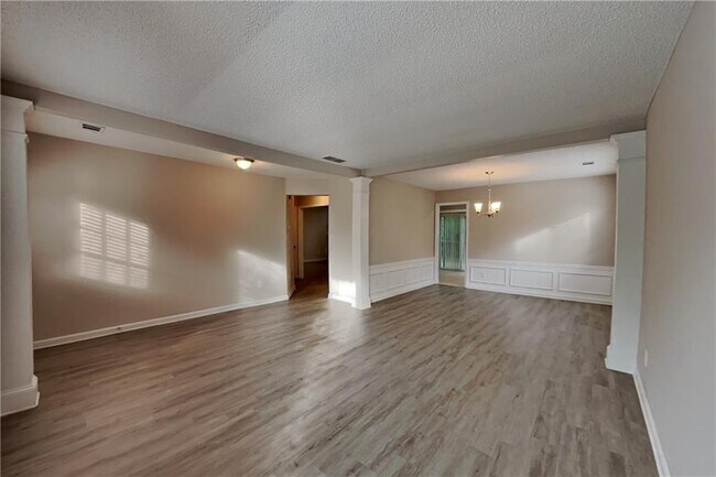 Building Photo - 596 Lullingstone Dr SE