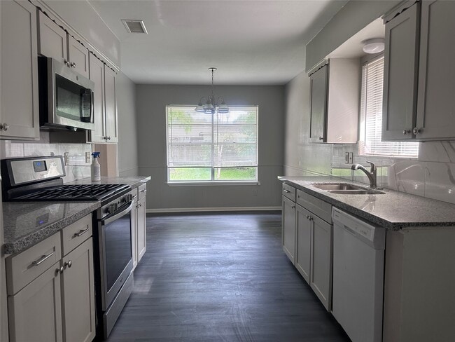 Building Photo - 13611 Fernhill Dr