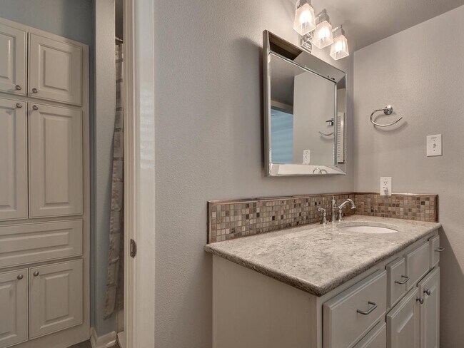 Building Photo - Beautiful Townhome in West Downtown Austin!