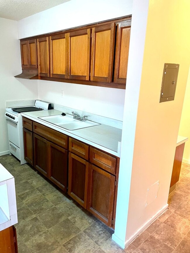 Building Photo - Studio Apartment on Las Vegas Strip - Close to all of the Excitement & More!!