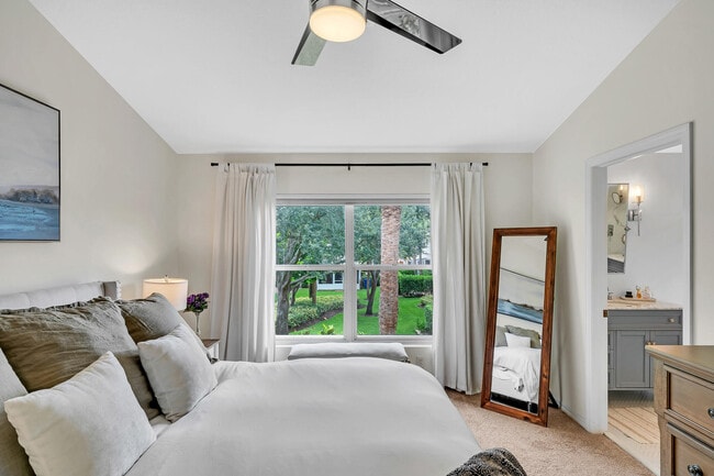 Building Photo - 6086 Seminole Gardens Cir