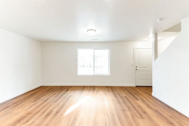 Building Photo - Remodeled Vineyard Townhome w/ 2 Car Garage