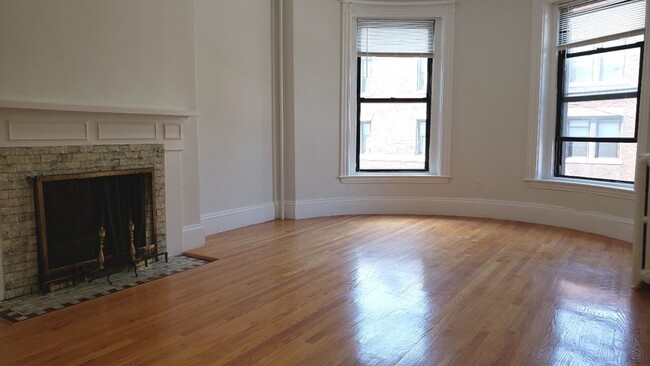 Building Photo - 924 Beacon St