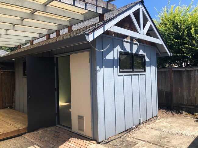 Building Photo - 2-bedroom 2-bathroom duplex with 2 garages in Eugene!