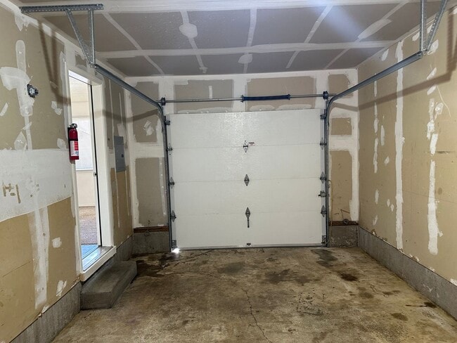 Building Photo - Updated 2 bedroom 2 bath triplex in Spring...