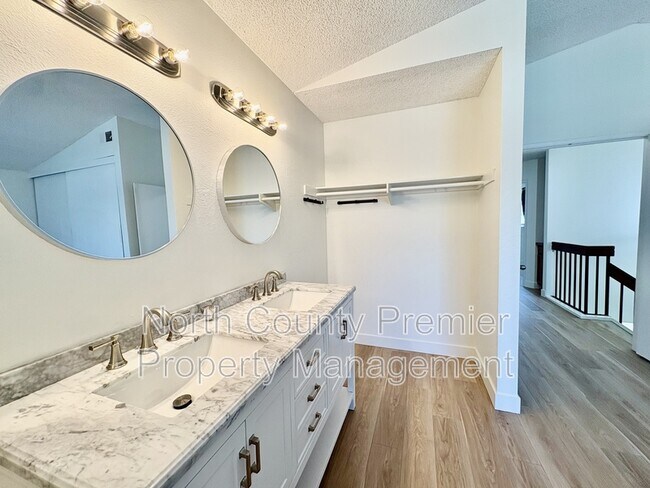 Building Photo - 2995 Lexington Cir