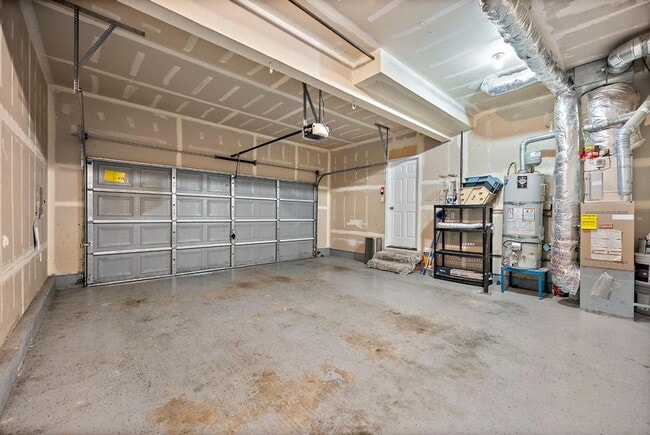 Building Photo - Modern 4-Bedroom Home with 5-Piece Primary...