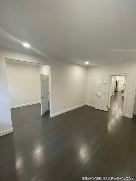 Building Photo - 31 Temple St