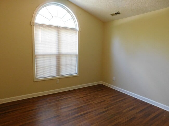 Building Photo - 207 Tobiano Dr