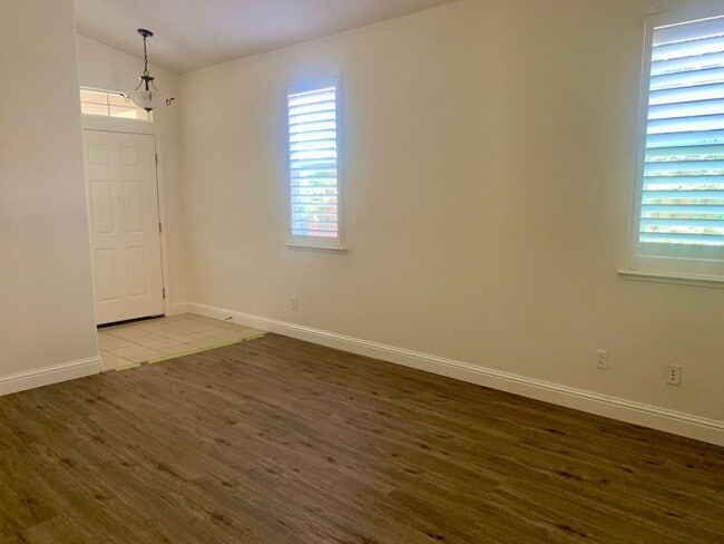 Building Photo - 4 bedroom 2 bath Empire Ranch home