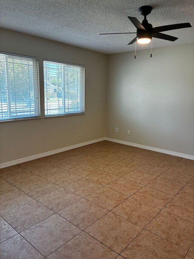 Building Photo - Spacious 4-Bedroom + 2 Bonus Rooms | Near ...