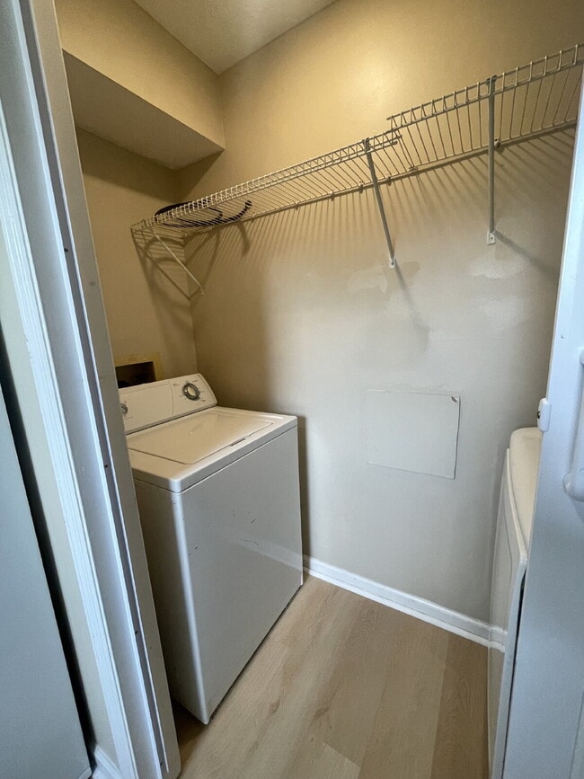 Building Photo - 2/1.5 Townhouse, Fenced Backyard, Located ...