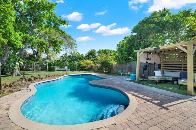 Primary Photo - 6450 SW 28th St