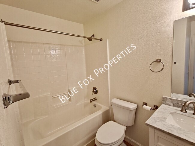 Building Photo - 600 E River Walk Dr